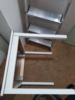 Mesa infantil de madera blanca