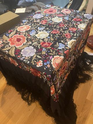 Mantón de Manila negro bordado