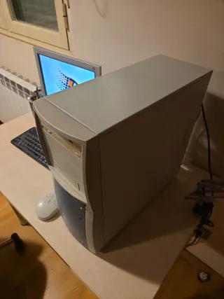 Ordenador antiguo Pentium III Windows 98