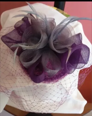 Vestido morado con torerita y tocado