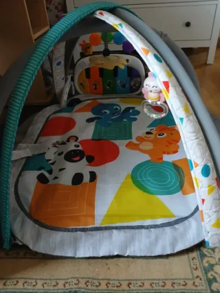 Tapete de actividades para bebé con sonajero