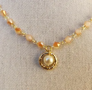 Collana cristalli rosa albicocca e perla