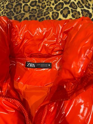 Chaqueta Zara Puffer Crop Roja Naranja