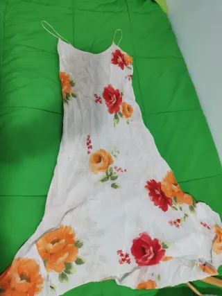 Vestido de ocacion floral multicolor fondo blanco