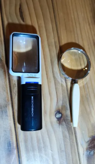 2 Lupas una metal y baquelita otra luz LED.