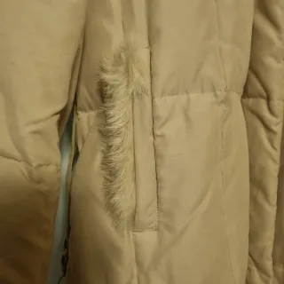 Piumino lungo beige con pelliccia