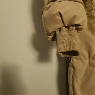 Piumino lungo beige con pelliccia