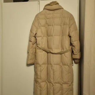 Piumino lungo beige con pelliccia