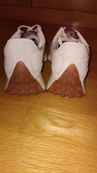 Zapatillas New Balance Beige y Rojo