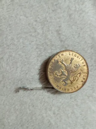 Lote coleccionista: mechero, moneda y pulsera.