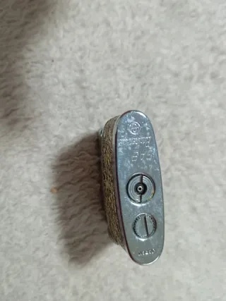 Lote coleccionista: mechero, moneda y pulsera.