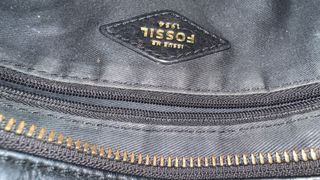 Clutch bolso Fossil Piel Negra Tachuelas Doradas