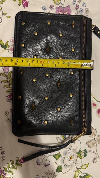 Clutch bolso Fossil Piel Negra Tachuelas Doradas