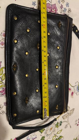 Clutch bolso Fossil Piel Negra Tachuelas Doradas