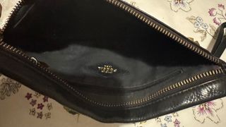 Clutch bolso Fossil Piel Negra Tachuelas Doradas