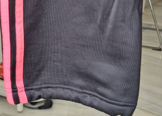 Pantalón deportivo Adidas negro y rosa