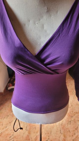 Camisa morada escote pico manga 3/4