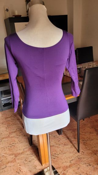 Camisa morada escote pico manga 3/4