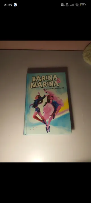 Idénticas y opuestas (Karina & Marina 1)