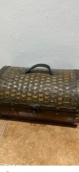 Baúl de mimbre y madera
