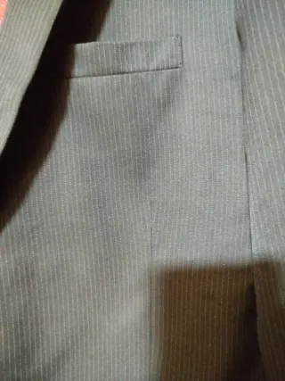 Traje de hombre azul con corbata roja