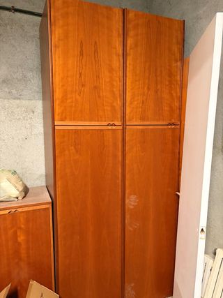 Armarios de madera color marrón