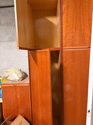 Armarios de madera color marrón