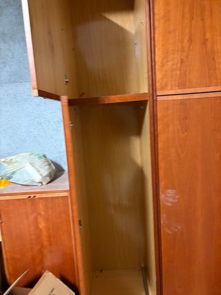 Armarios de madera color marrón