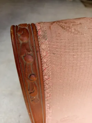 Sillón de tela y madera para restaurar