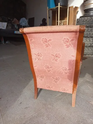 Sillón de tela y madera para restaurar