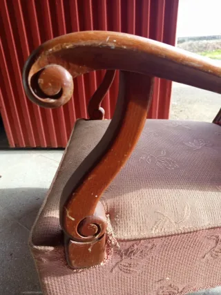 Sillón de tela y madera para restaurar