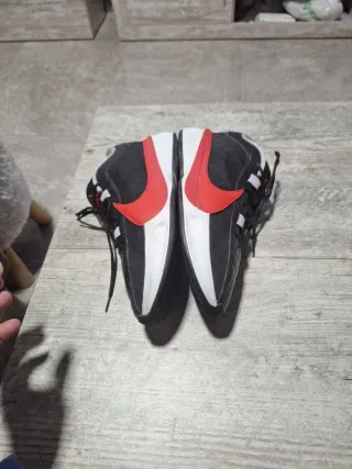 Zapatillas Nike Negras y Rojas