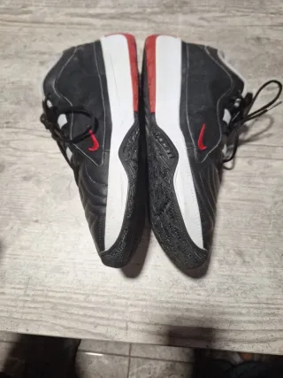 Zapatillas Nike Negras y Rojas