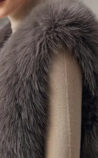 Chaleco de pelo gris