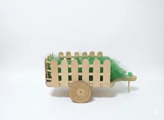 Carro de madera decorativo