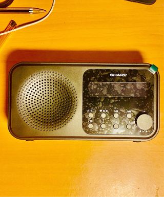 Radio digital portátil SHARP