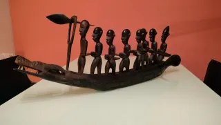 Canoa tribal africana madera exótica.