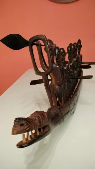 Canoa tribal africana madera exótica.
