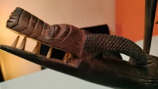 Canoa tribal africana madera exótica.