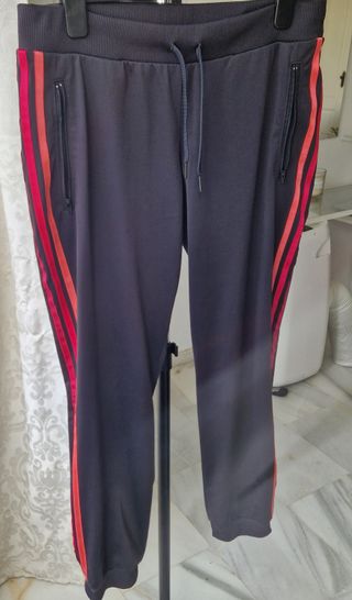 Pantalón deportivo Adidas gris y rojo