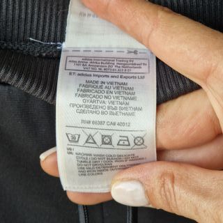 Pantalón deportivo Adidas gris y rojo