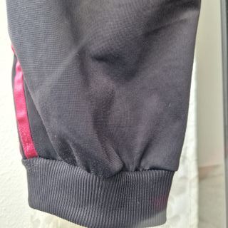 Pantalón deportivo Adidas gris y rojo