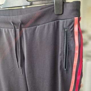 Pantalón deportivo Adidas gris y rojo