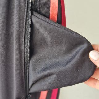 Pantalón deportivo Adidas gris y rojo