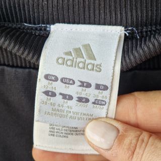 Pantalón deportivo Adidas gris y rojo