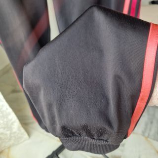 Pantalón deportivo Adidas gris y rojo