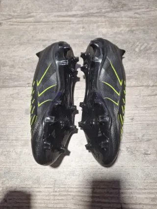 Zapatillas Adidas Negras y Amarillas