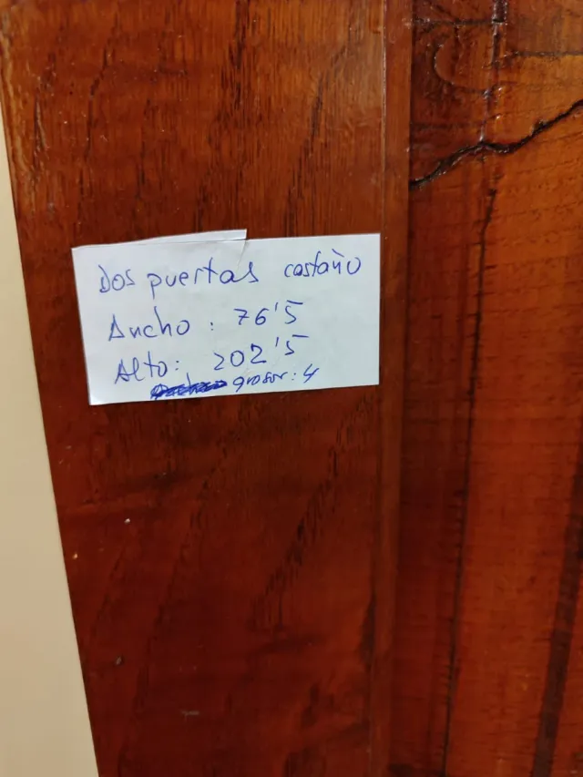 Puerta de madera maciza