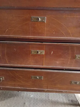 Cómoda de madera para restaurar
