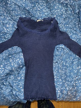 Blusa azul de manga larga con encaje